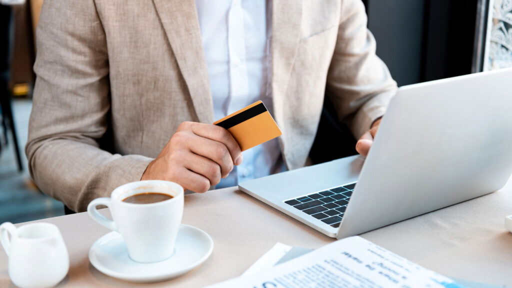 Nova lei muda tudo para quem usa cartão de crédito e sofre com juros