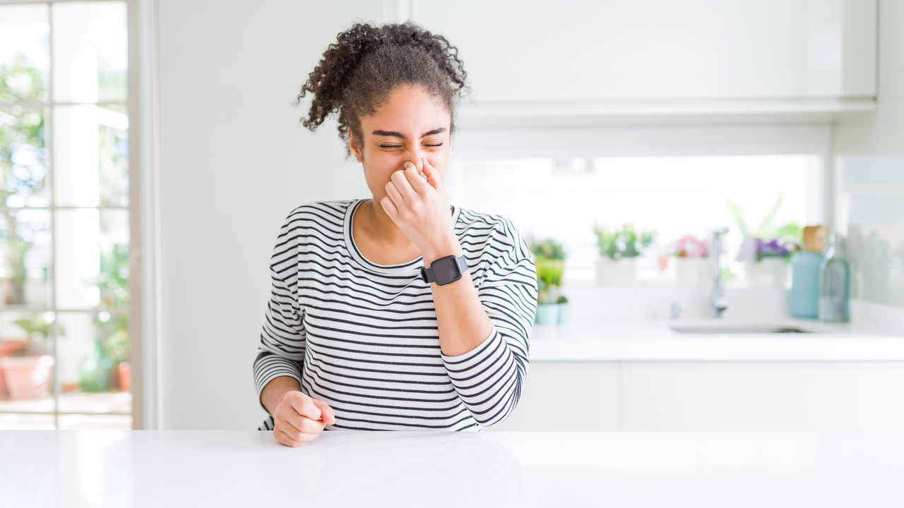 O erro comum que deixa sua casa com cheiro envelhecido