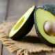 O poder escondido da casca de abacate vai te surpreender
