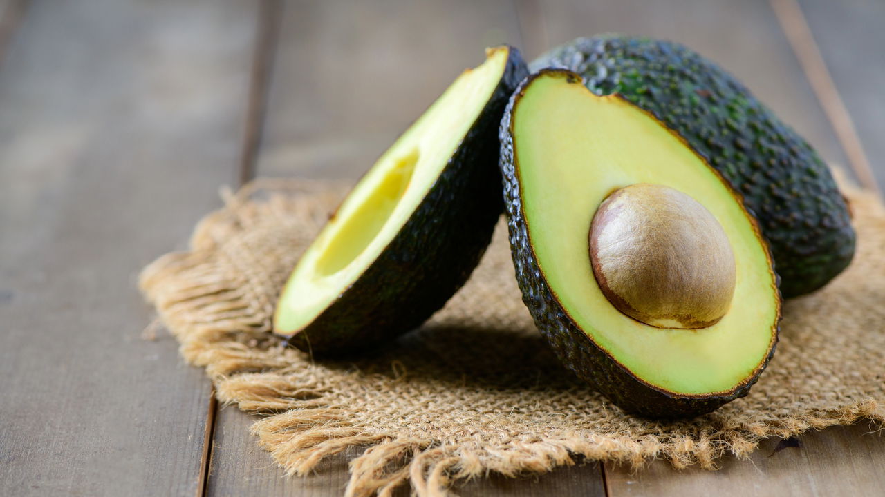 O poder escondido da casca de abacate vai te surpreender