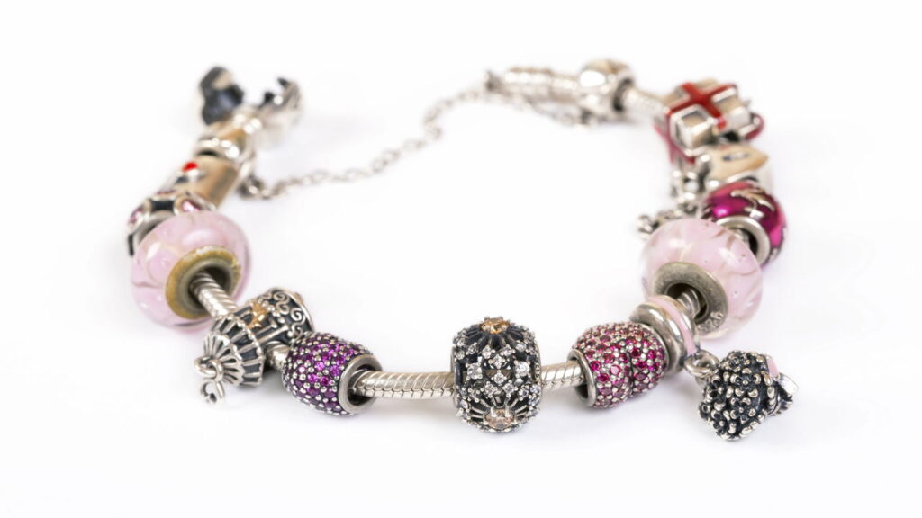 Limpar prata ficou fácil com esse método surpreendente