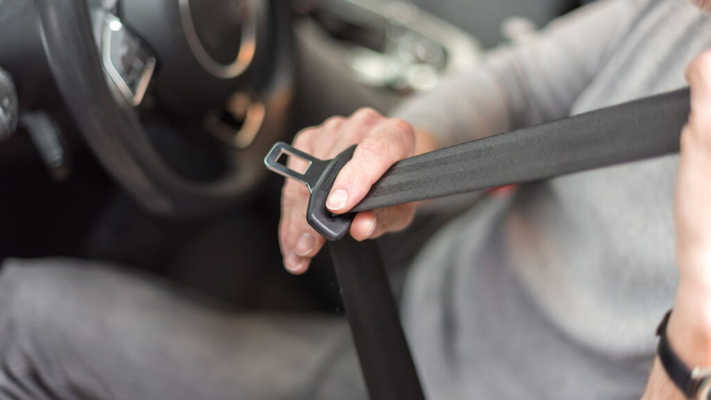 Motoristas que esquecem esses itens de segurança estão sendo multados