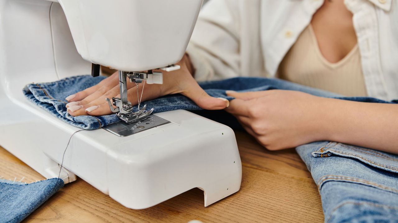 Como customizar suas roupas antigas e criar looks únicos