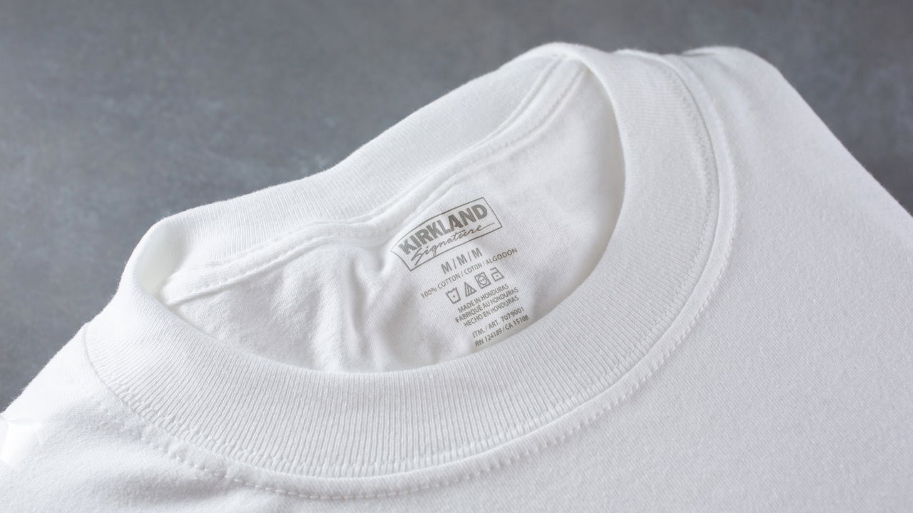 Camisetas sempre à vista com esse truque de organização