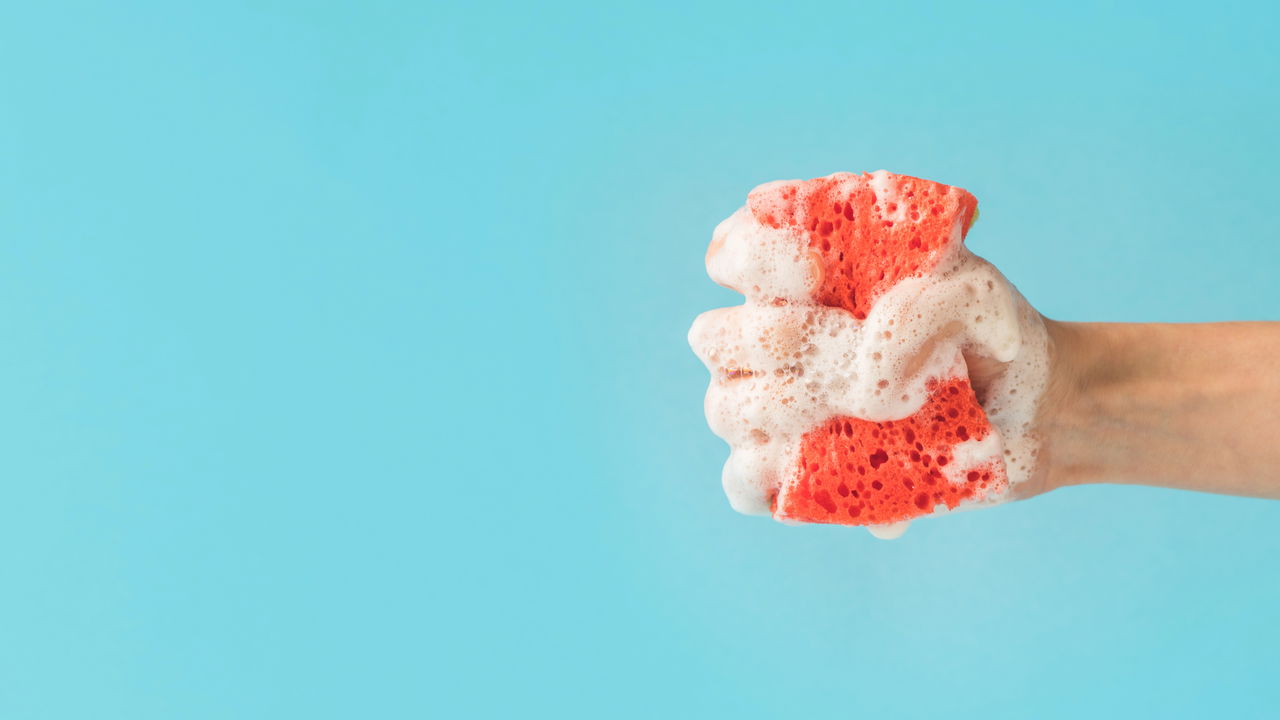 Você usa esponja de cozinha assim? Pode estar se contaminando