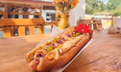 Cidade famosa pelas flores coloca pétalas comestíveis no cachorro-quente