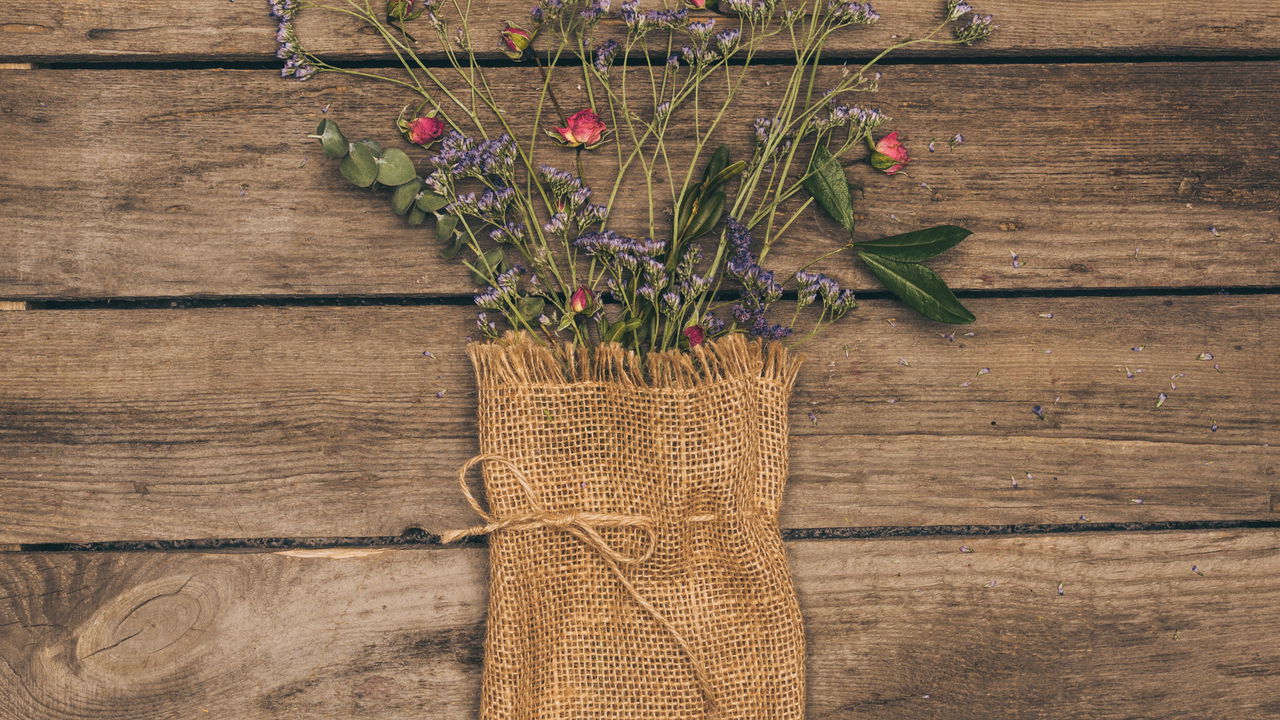 Essa dica com flores secas pode mudar sua parede