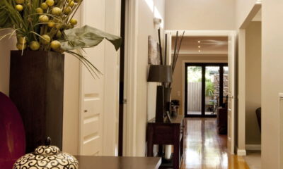 Os móveis certos que fazem milagre em halls pequenos