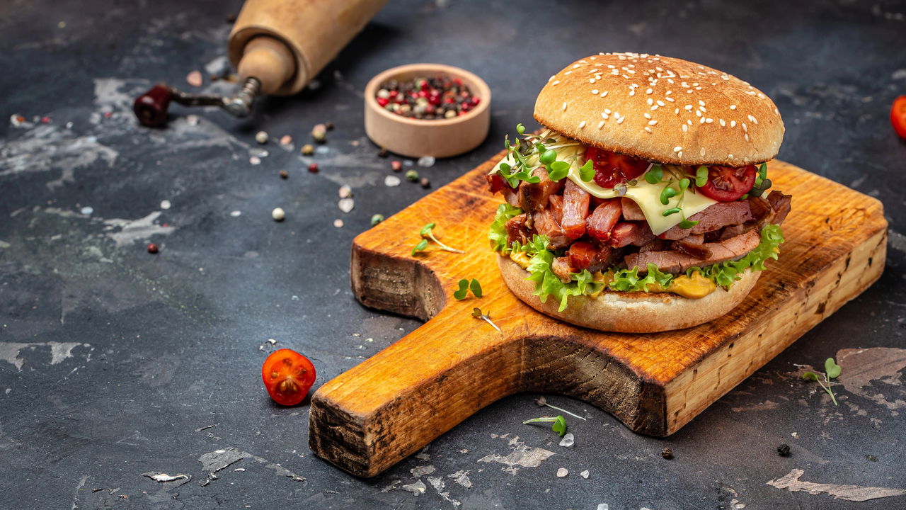 Como preparar hambúrguer suculento em casa com truques fáceis