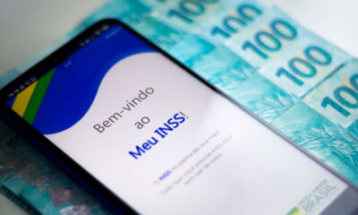 Aposentadoria sem idade mínima? Nova lei do INSS traz alívio para quem tem carteira assinada