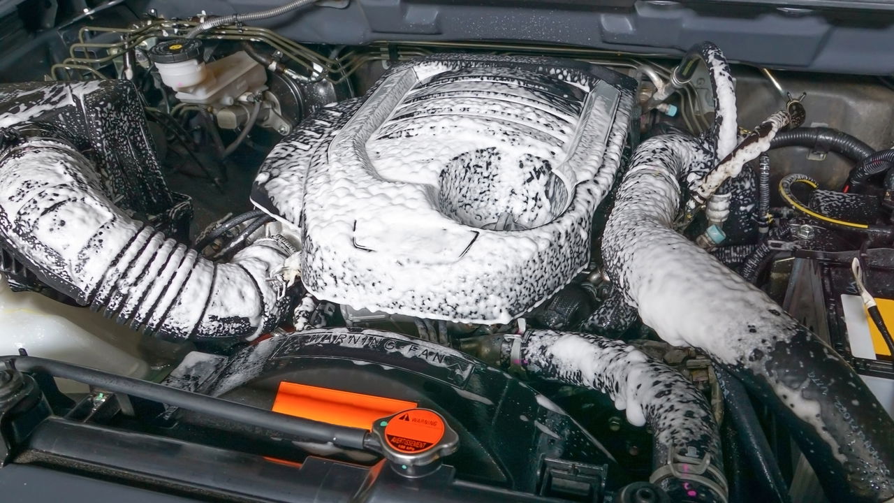 Nunca lave o motor do carro antes de saber disso