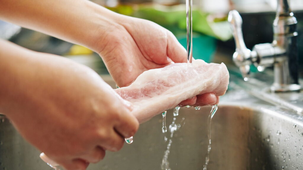 Lavar as carnes pode colocar sua família em risco