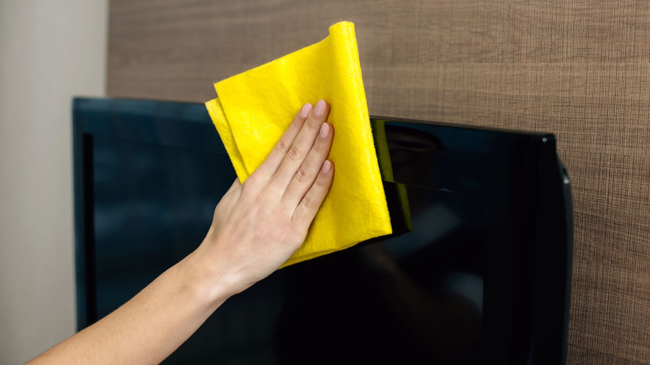 Aprenda como limpar sua TV sem danificar a tela