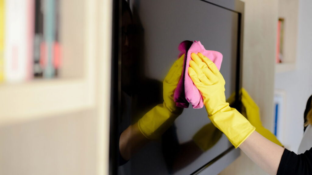 Aprenda como limpar sua TV sem danificar a tela