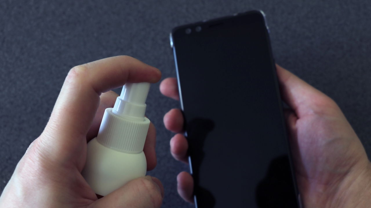 O que ninguém te contou sobre limpar eletrônicos corretamente