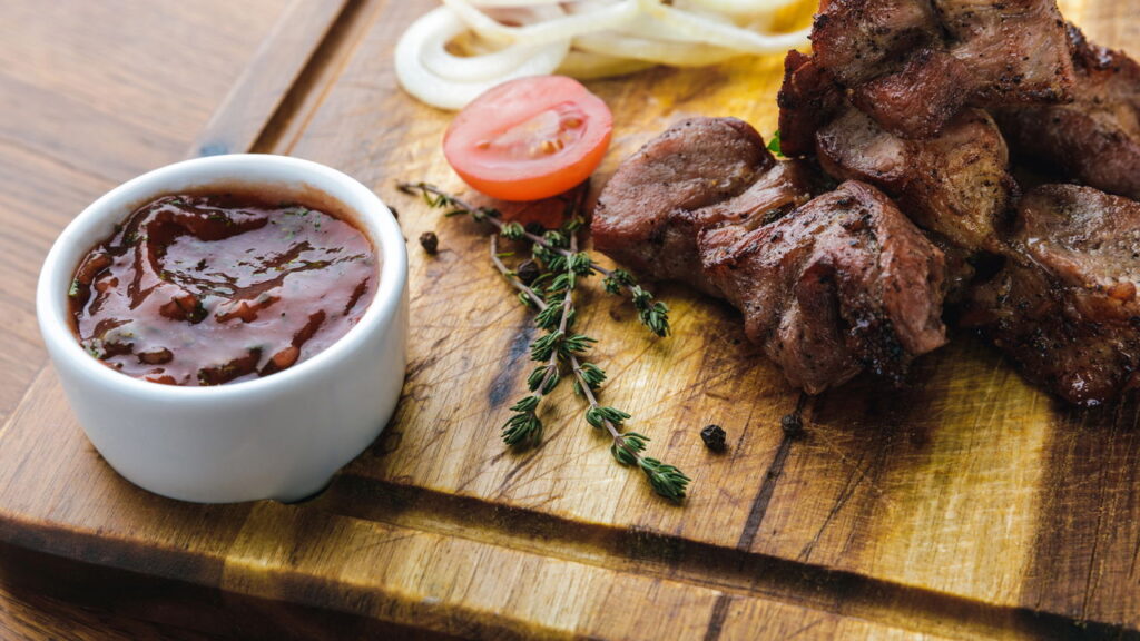 Molho barbecue caseiro perfeito para carnes e lanches
