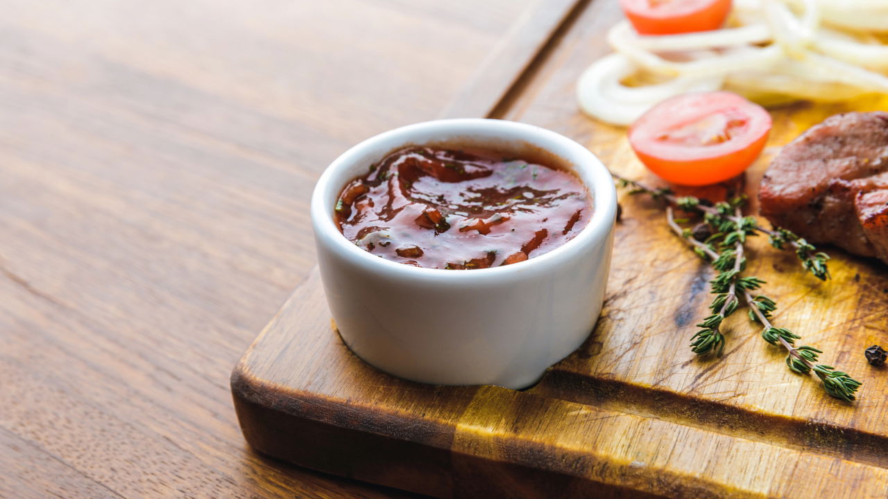 Molho barbecue caseiro perfeito para carnes e lanches