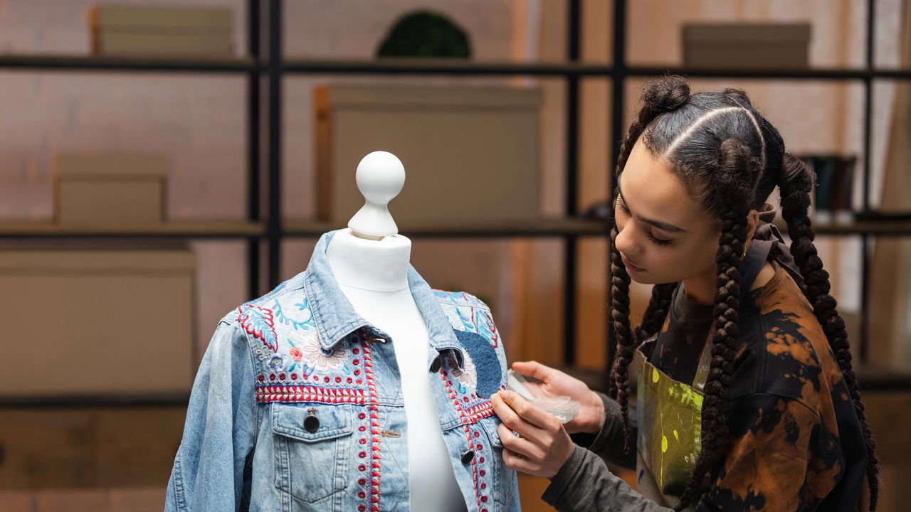 Diga adeus às roupas velhas: transforme seu guarda-roupa com customização criativa!