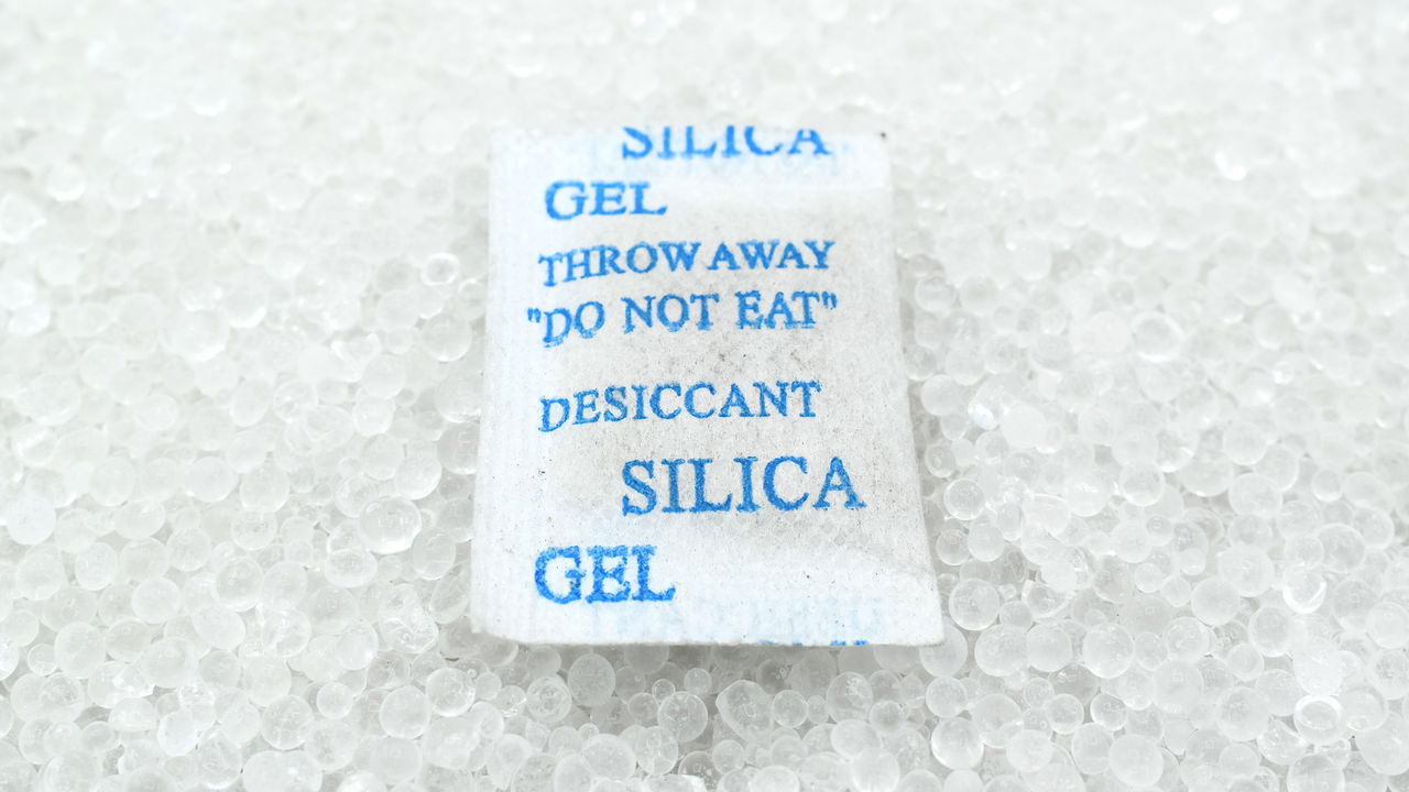 Você nunca mais vai jogar saquinhos de sílica fora por este motivo