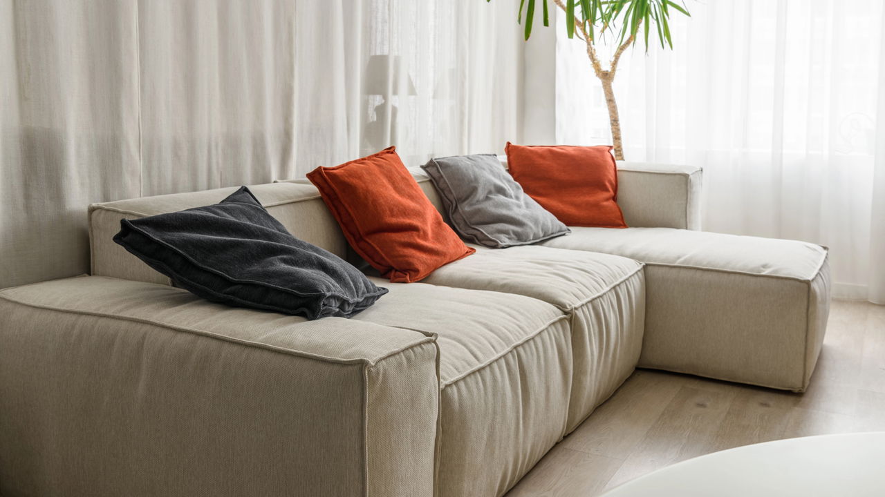 O melhor lugar para o sofá que atrai harmonia e equilíbrio