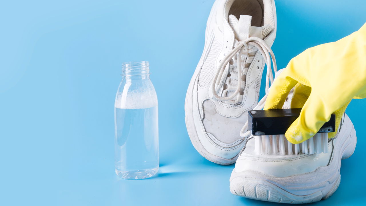 Passos simples para limpar tênis brancos e deixá-los como novos