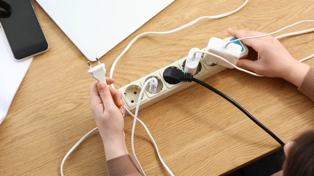 Tire esses 4 aparelhos da tomada antes de sair de casa
