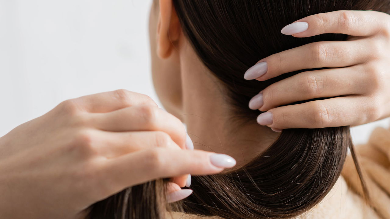 Unhas de gel com brilho sutil são a nova obsessão do momento