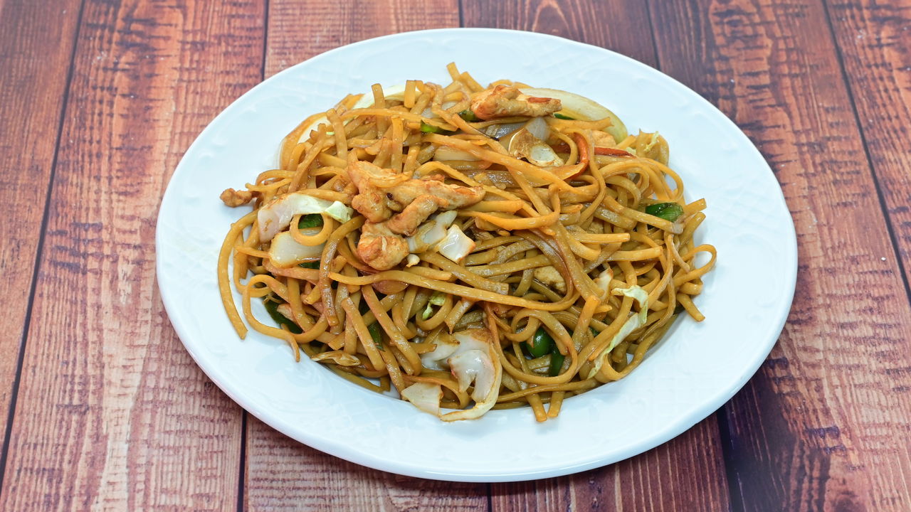 Aprenda a fazer o yakissoba da casa com receita fácil e prática