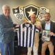 Ídolo do Botafogo, Gerson recebe homenagem do clube