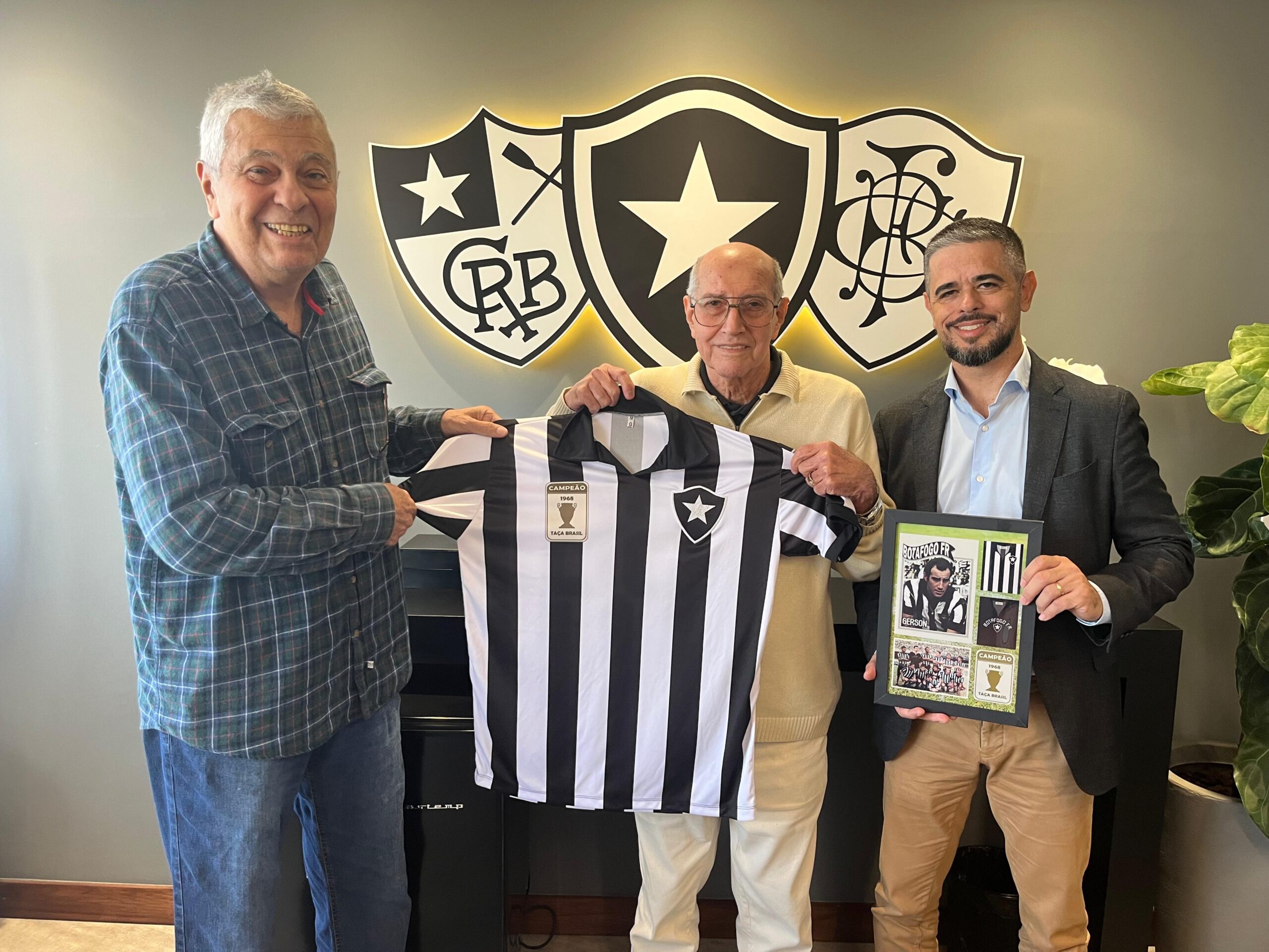 Ídolo do Botafogo, Gerson recebe homenagem do clube