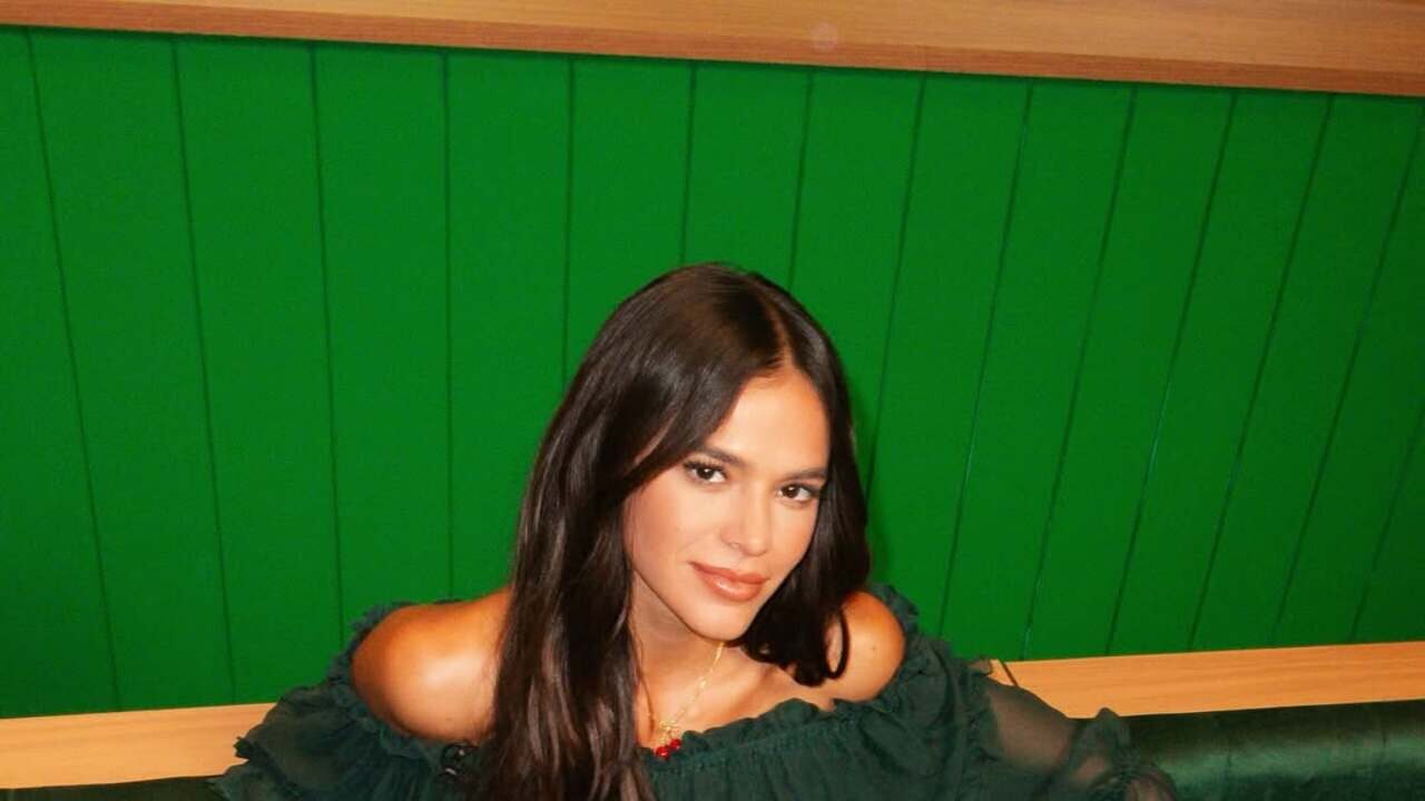 Bruna Marquezine de verde Saint Laurent! O look de R$ 42 mil que incendiou a moda!