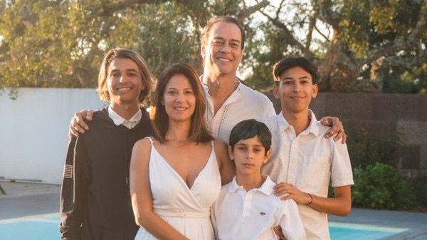 Marcello Antony com os cinco filhos e a esposa em 2015 — Foto: Redes sociais