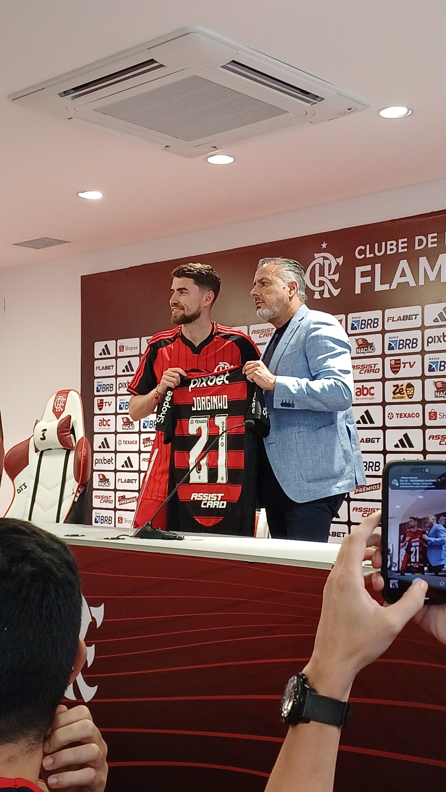Apresentado oficialmente, Jorginho destaca apoio da torcida: ‘nação maravilhosa’