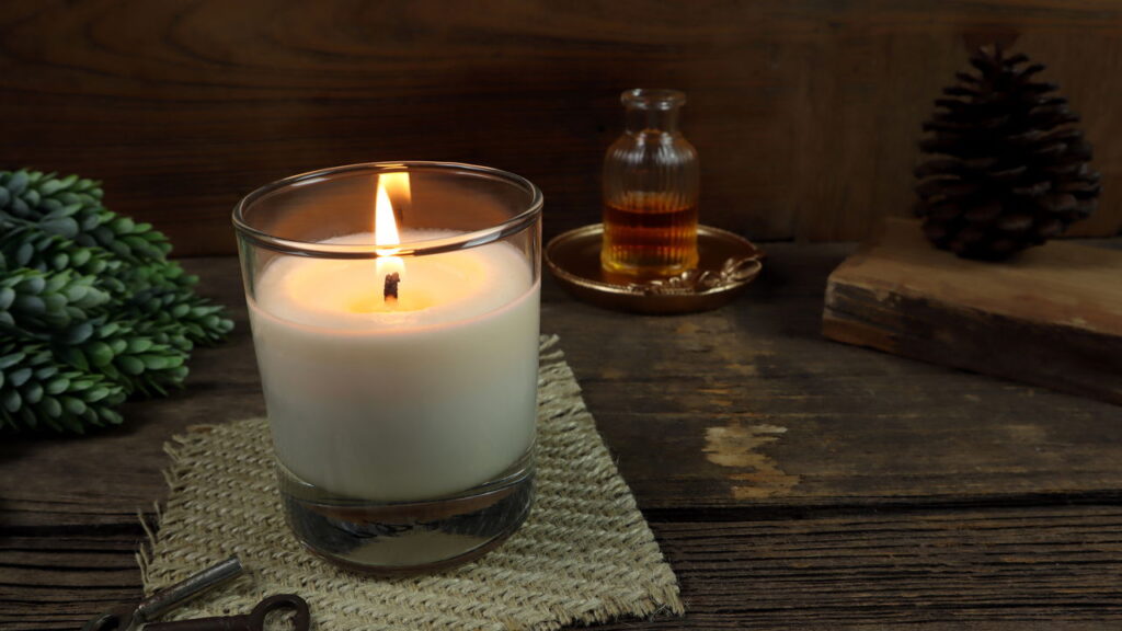Vela perfumada caseira deixa ambiente elegante e aromático