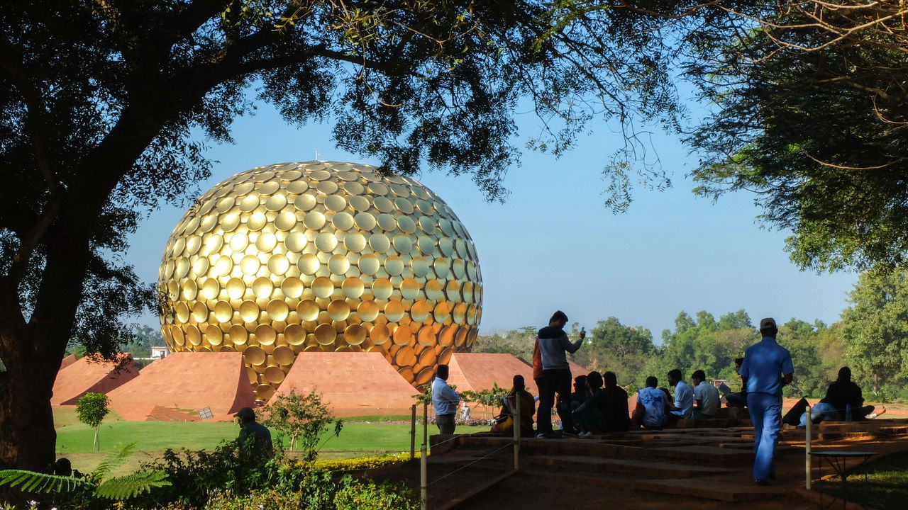 Esta incrível cidade opera sem dinheiro e sem religião