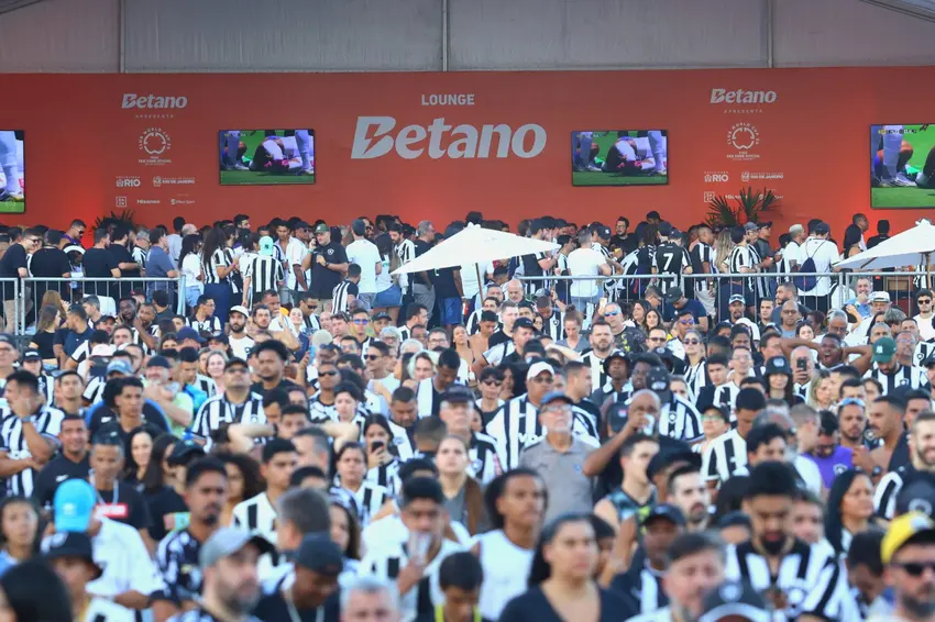 Torcida do Botafogo na Fan Zone, em Copacabana