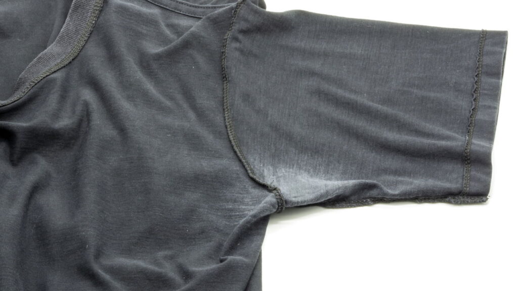 Manchas de suor? Conheça a receita caseira que elimina o amarelado das roupas!