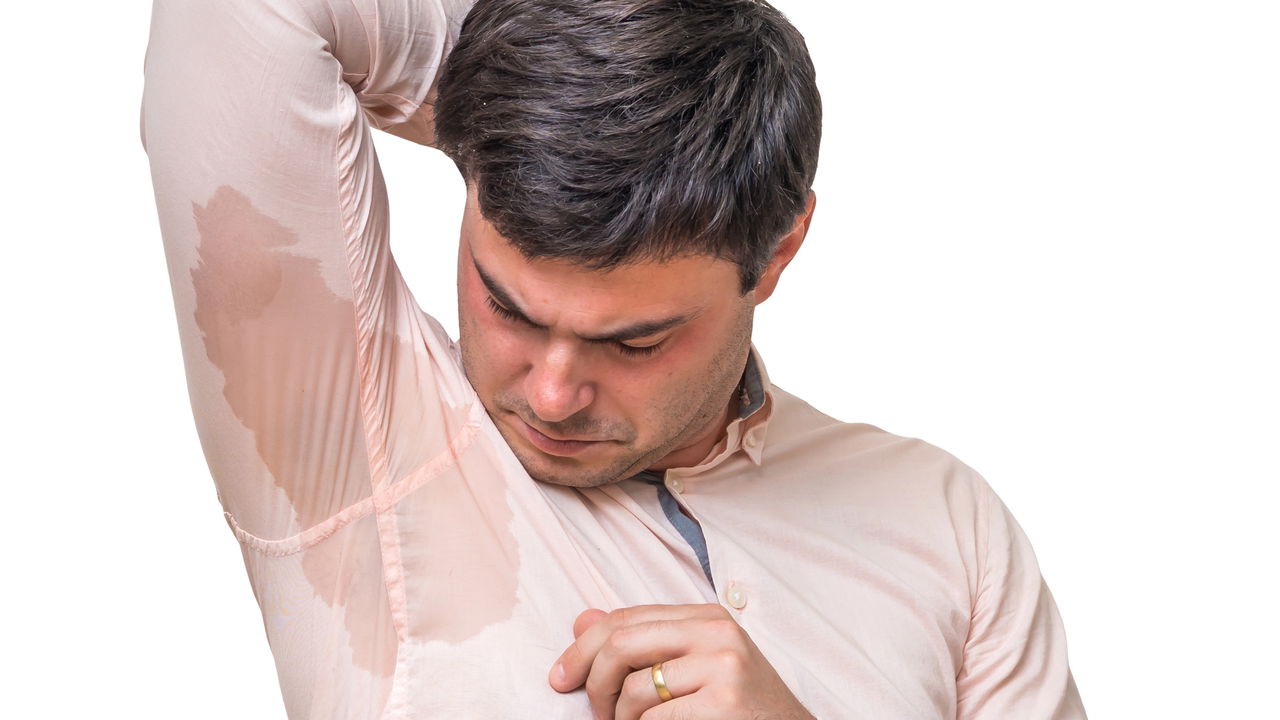 Manchas de suor? Conheça a receita caseira que elimina o amarelado das roupas!