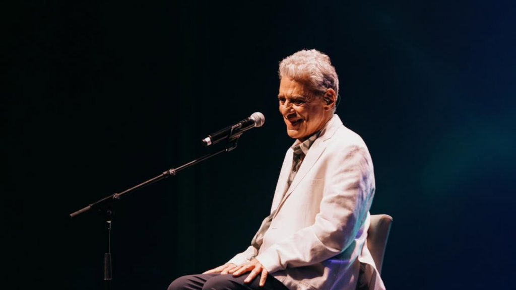 Chico Buarque passa por cirurgia no crânio e está em recuperação