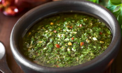 O chimichurri brasileiro com pimenta biquinho que virou uma febre
