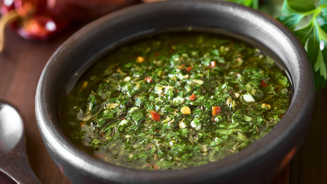 O chimichurri brasileiro com pimenta biquinho que virou uma febre