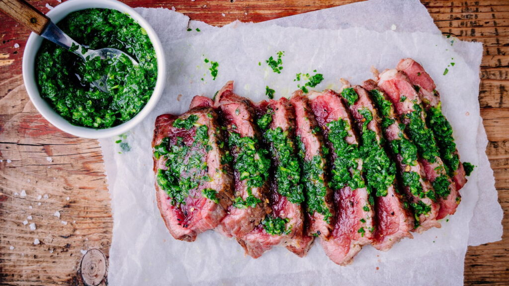 O chimichurri brasileiro com pimenta biquinho que virou uma febre