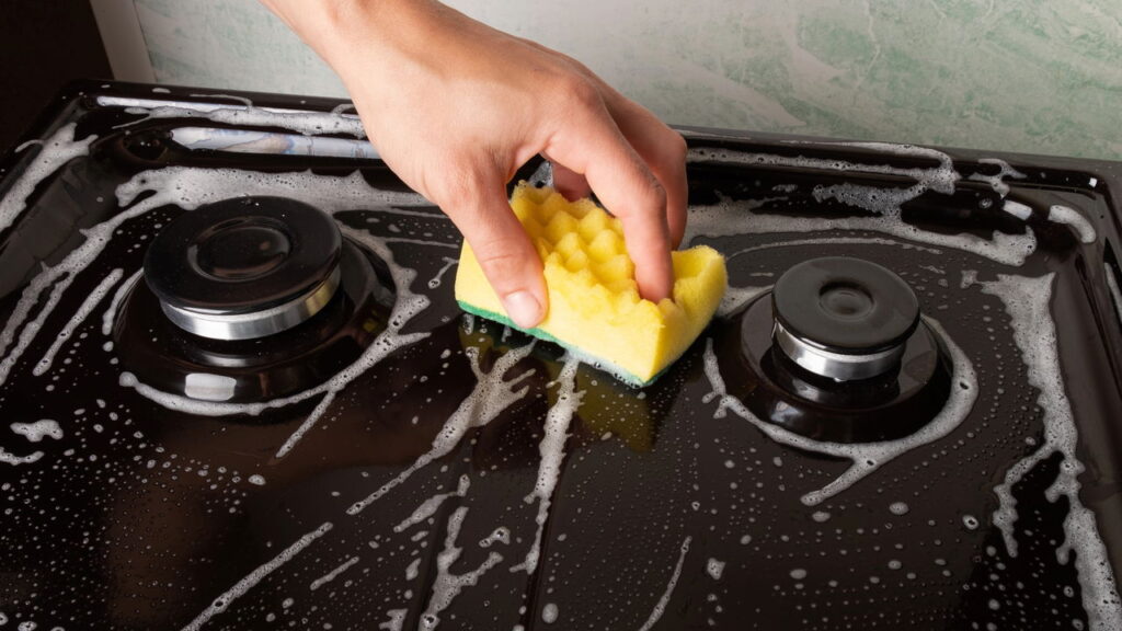 Fogão brilhando em minutos, truque simples com limão e bicarbonato facilita limpeza