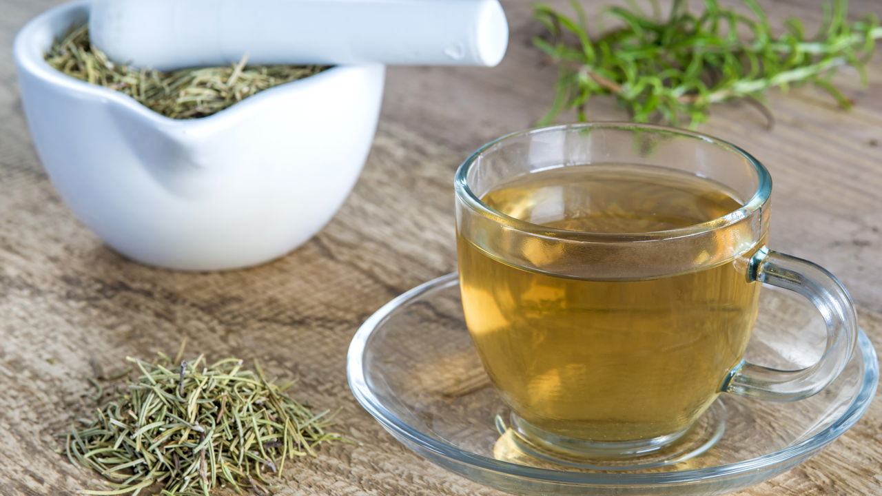 O que acontece quando você começa a beber chá de alecrim diariamente?