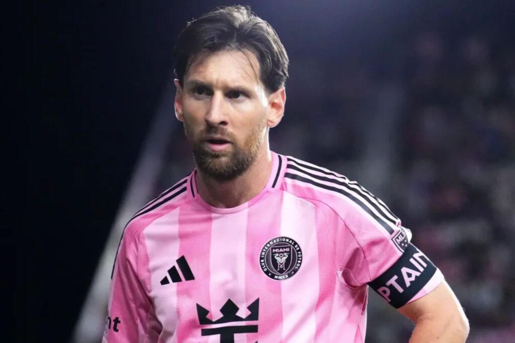 Lionel Messi é substituído com possível lesão em jogo, podendo ficar de fora da Copa