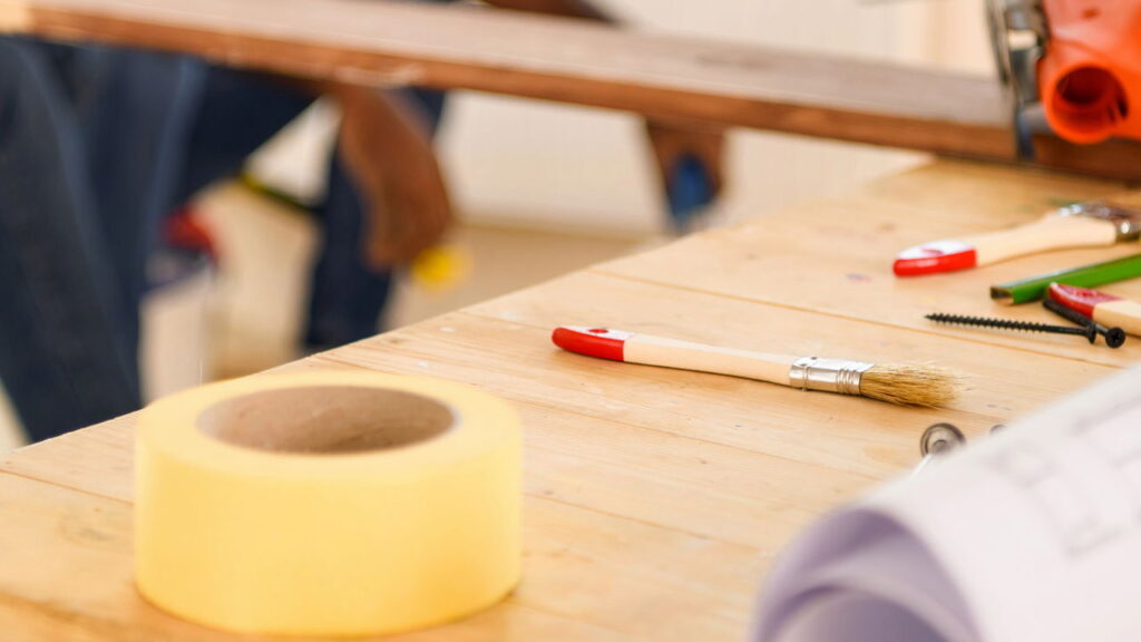 Fita adesiva surpreende na limpeza e supera o aspirador