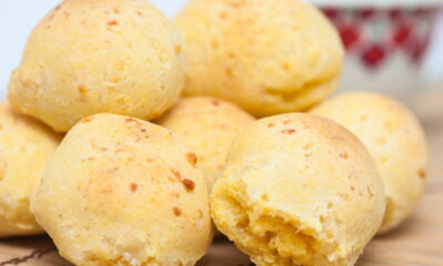 Sem glúten e delicioso! Aprenda a fazer o pãozinho de tapioca que virou febre!