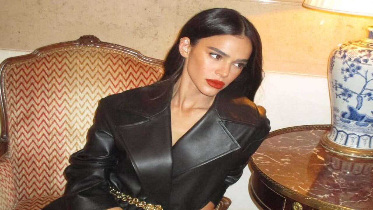 Sobretudo de couro, a peça que conquistou as celebridades e vai conquistar você!