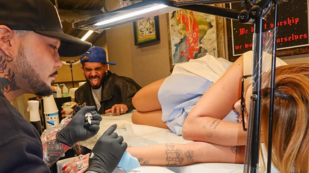 Zé Felipe mantém tatuagens da relação com Virginia e filhos após separação