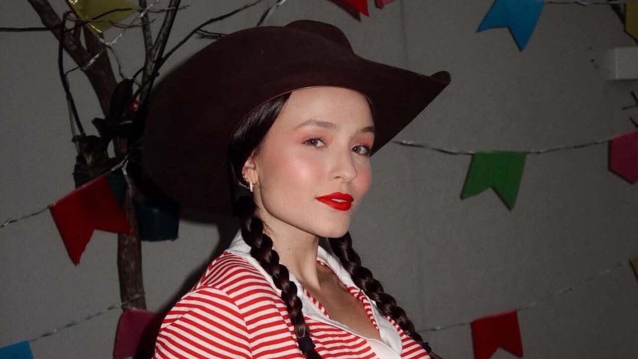 Larissa Manoela e o xadrez perfeito! desvende o estilo da atriz para o arraiá!